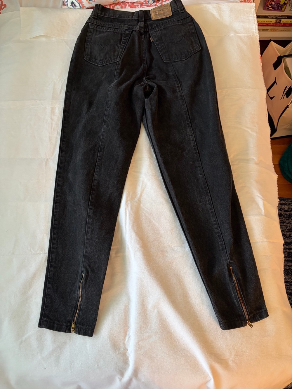 Vintage 579 Levis, Size 9, high waisted black jeans with back ankle zippers - Picture 4 of 14